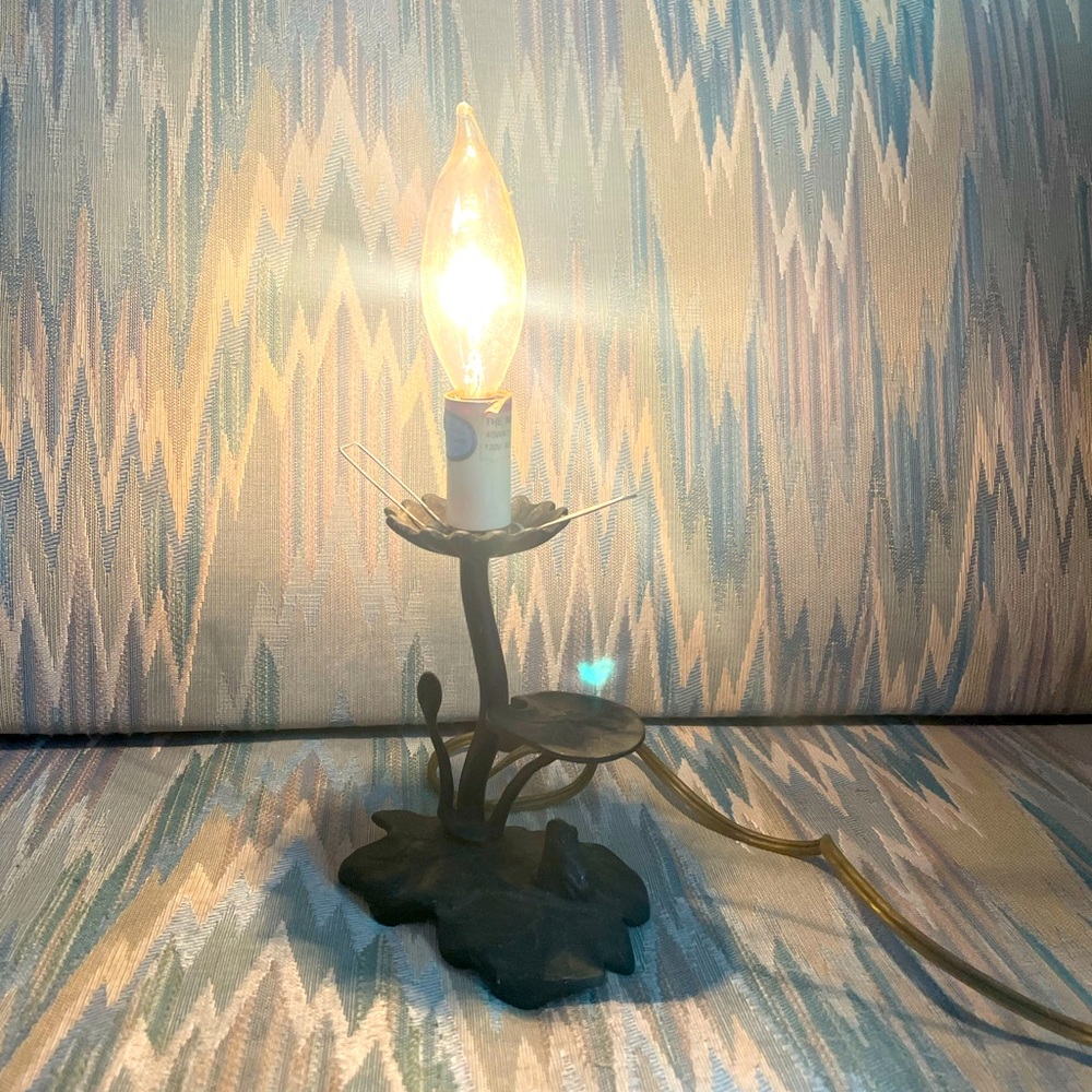 Adorable Vintage Brass Frog on Lilly Pad Lamp